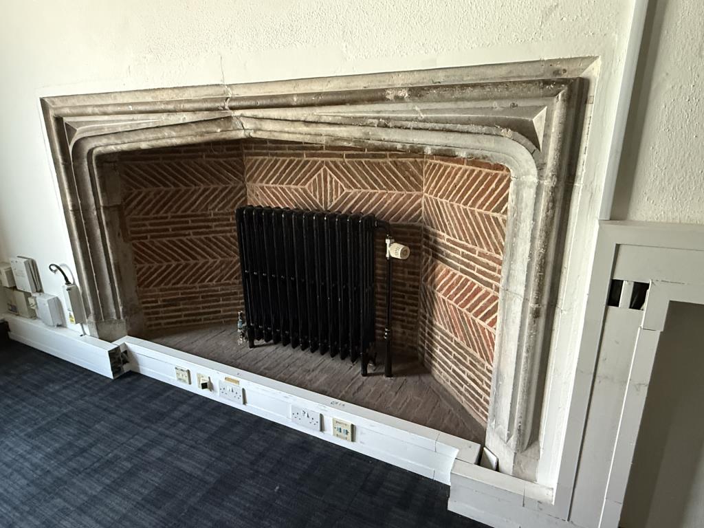 Lot: 22 - SUBSTANTIAL FREEHOLD COMMERCIAL AND RESIDENTIAL PREMISES ON 0.45 ACRES - PART LET WITH FUTURE CONVERSION POTENTIAL - Fire place in Former Banking Hall